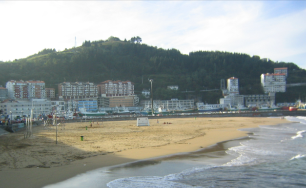 Arrestado por fotografiar a menores y realizarse tocamientos en la playa de Ondarroa