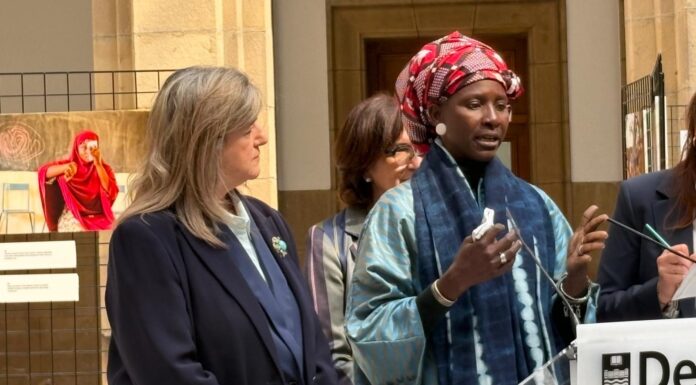 Teresa Laespada presenta la exposición fotográfica ‘Ellas lo ven claro’, con obras de la autora maliense Fatoumata Diabaté