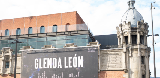 Azkuna Zentroa acoge la primera muestra individual de Glenda León en Bilbao con «Un árbol cae en el bosque»