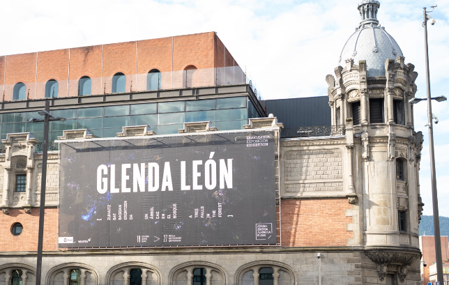 Bilbao-eus-InfoBilbao-Noticias-AZKUNA-ZENTROA-ALHÓNDIGA-BILBAO-INAUGURA-“UN-ÁRBOL-CAE-EN-EL-BOSQUE”-LA-PRIMERA-EXPOSICIÓN-INDIVIDUAL-DE-LA-ARTISTA-GLENDA-LEÓN-EN-LA-VILLA-06-19-2026_09_51_AM