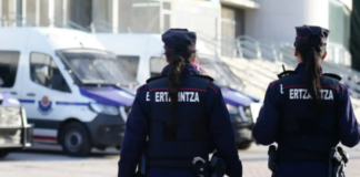 Detenido tras ser sorprendido escondido bajo un escritorio de una inmobiliaria de Donostia a la que había entrado a robar
