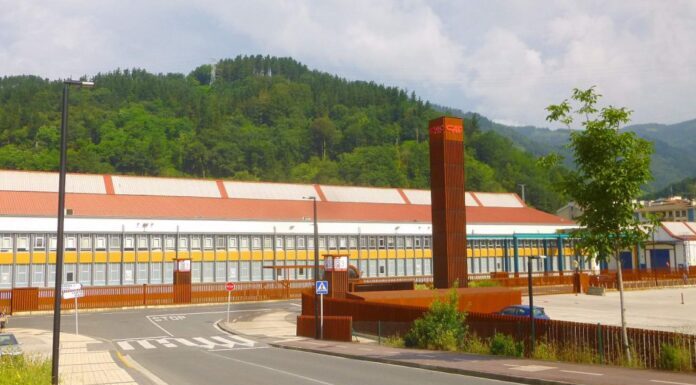 Atacan con pintura y rompen las lunas de media docena de tranvías de CAF estacionados en Navarra