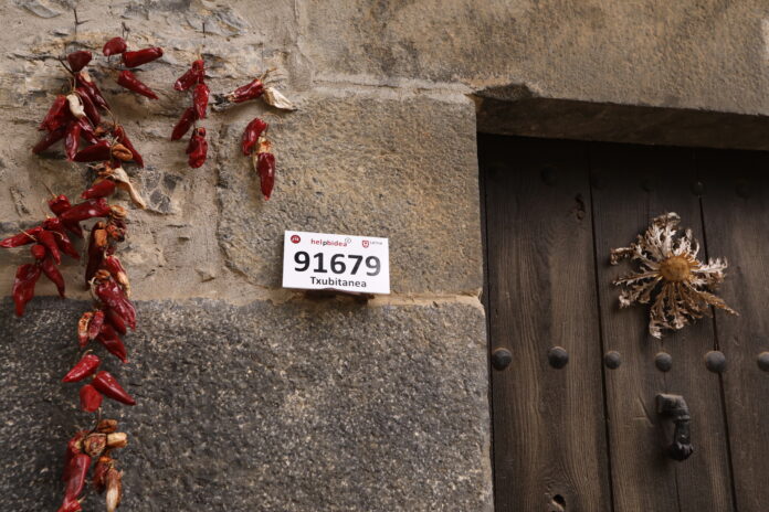 090924-vecinos-con-placa-helpbidea-3-1-696x464-1