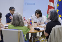 Venezuelan lurrikarak eragindako familiei laguntzeko formulak aztertu dituzte Eusko Jaurlaritzak eta Venezuelako elkarteek