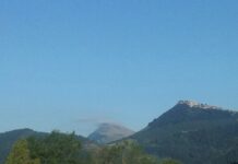 Un rayo provoca un incendio forestal en una zona escarpada del monte Aloña en Oñati
