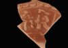 El Arkeologia Museoa suma a su iniciativa ‘El Museo Pieza a Pieza’ una escena de gladiadores en un fragmento cerámico hallado en Forua