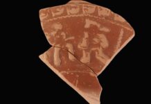 El Arkeologia Museoa suma a su iniciativa ‘El Museo Pieza a Pieza’ una escena de gladiadores en un fragmento cerámico hallado en Forua