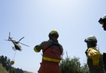 Bizkaia mantiene en servicio su helicóptero de extinción para mejorar la lucha contra los incendios forestales