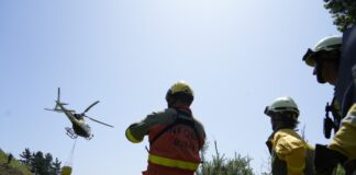 Bizkaia mantiene en servicio su helicóptero de extinción para mejorar la lucha contra los incendios forestales
