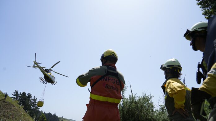 El helicóptero está específicamente preparado para apoyar las labores de extinción de incendios forestales y completa los recursos terrestres.