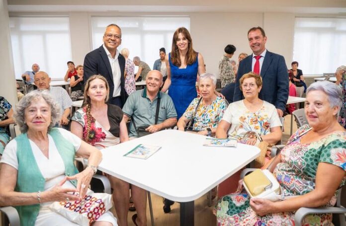 n770_El_viceconsejero__Juan_Carlos_Abascal__y_la_alcaldesa_Maider_Etxebarria__junto_a_los_mayores_del_centro-696x454-1
