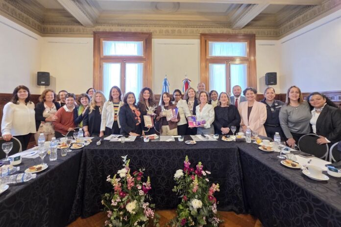 1-Foto-grupo-INAI-Argentina-696x464-1