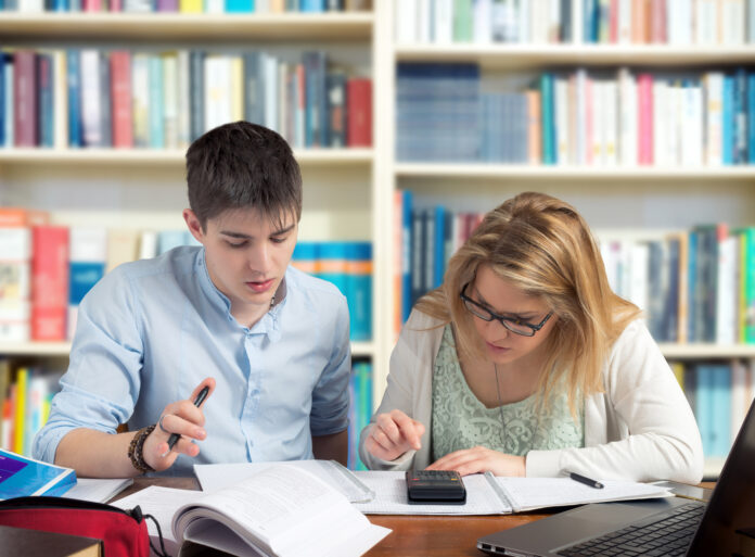 Fotolia_63614567-estudiantes-universitarios-696x513-1