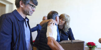 Jesus Esteban Muñoz segoviarraren eta Gerardo Gomez Lorenzo coruñarraren gorpuzkiak eman dizkie Ollo lehendakariordeak haien senideei