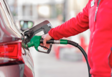La subida de los carburantes supera el 30 % pese a los descuentos y la OCU exige reformas de calado