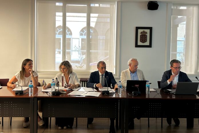 Imagen-principal-El-consejero-Chivite-junto-al-director-general-de-Ordenacion-del-Territorio-y-tecnicnos-de-la-Direccioin-General-durante-la-COT-696x464-1