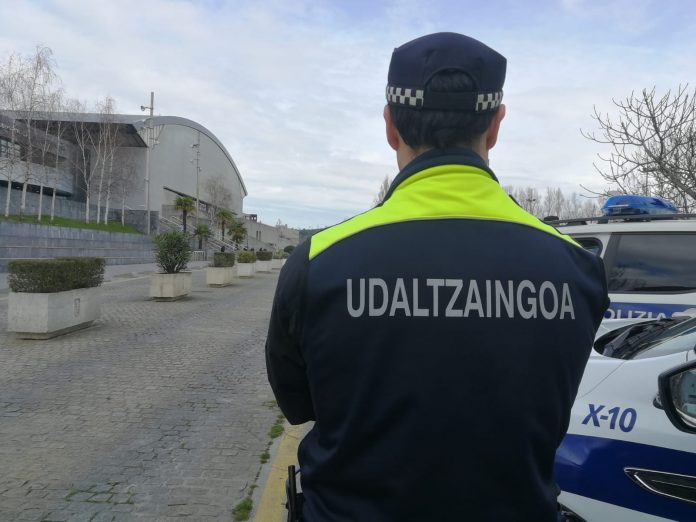 Policia-Loca-Agente-de-espaldas-696x522-1