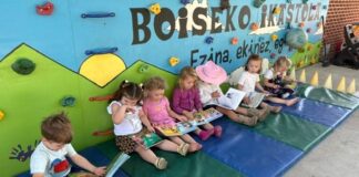 La Diputación de Bizkaia remite 450 libros en euskera a la Ikastola de Boise para potenciar la cultura y el idioma vasco en EEUU