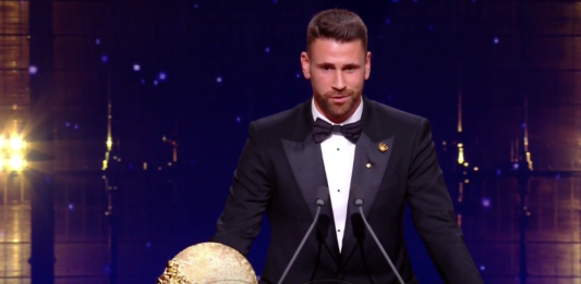 Unai Simón recibe el Trofeo Yashin en la gala del Balón de Oro y consolida su hegemonía bajo los palos