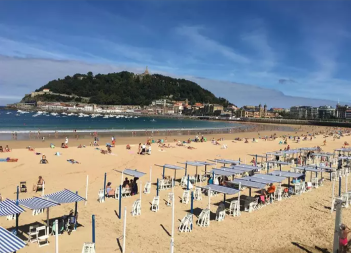 Ayuntamiento-de-San-Sebastian-asume-la-orden-de-Costas-para-eliminar-un-tercio-de-los-toldos-de-la-playa-de-La-Concha-03-19-2025_08_20_AM-696x503-1
