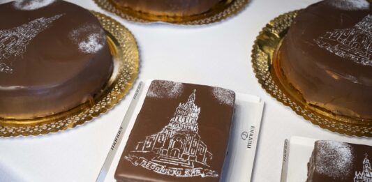 El Ayuntamiento de Bilbao y el sector pastelero mantienen su cita anual con la presentación de la tradicional Tarta Begoña