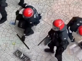 La Ertzaintza detiene a dos personas durante las cargas en un desahucio en Vitoria